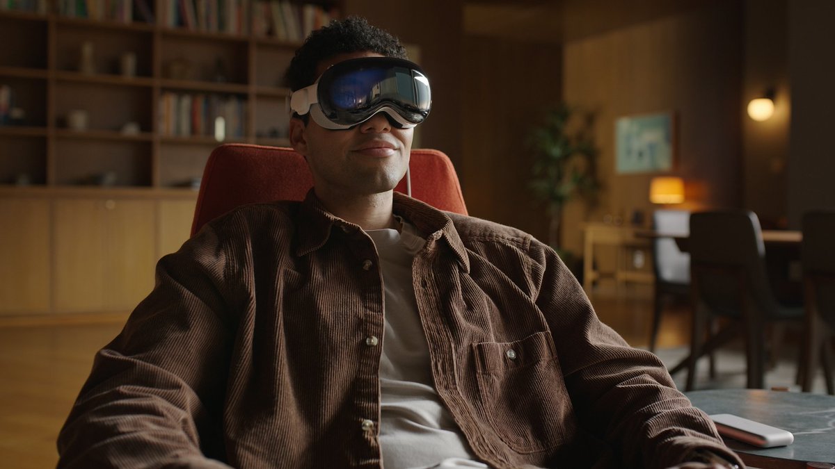 Wario64's tweet photo. Apple's AR headset revealed - Apple Vision Pro https://t.co/UpNM7cH5yL