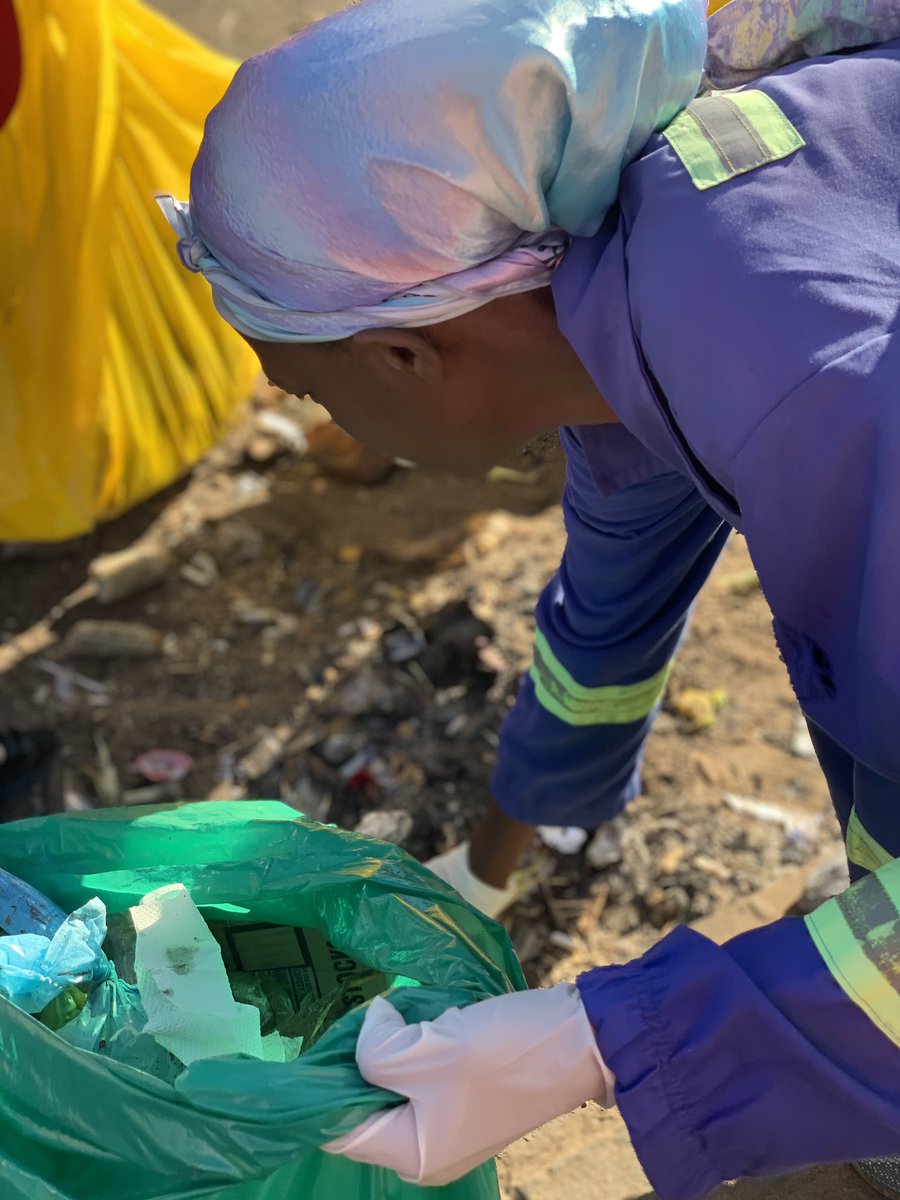 LynnMapiye's tweet photo. Was part of it and it felt great!! As a young woman, am part of the fight in beating plastic pollution in Zimbabwe and you🫢!! World Environment Day 2023 #BeatPlasticPollutionZim #ClimateActionNow https://t.co/1KKlT8mXXf