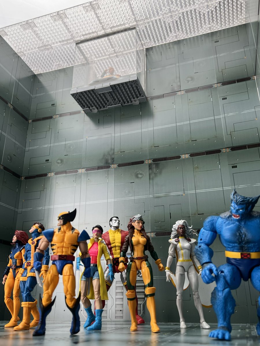 fextsystem's tweet photo. 這是什麼地方？
What room it is?

Figures involved: Marvel Legends

#fexthobby #fextsystem #trainingroom #diorama https://t.co/ShwddGltJq