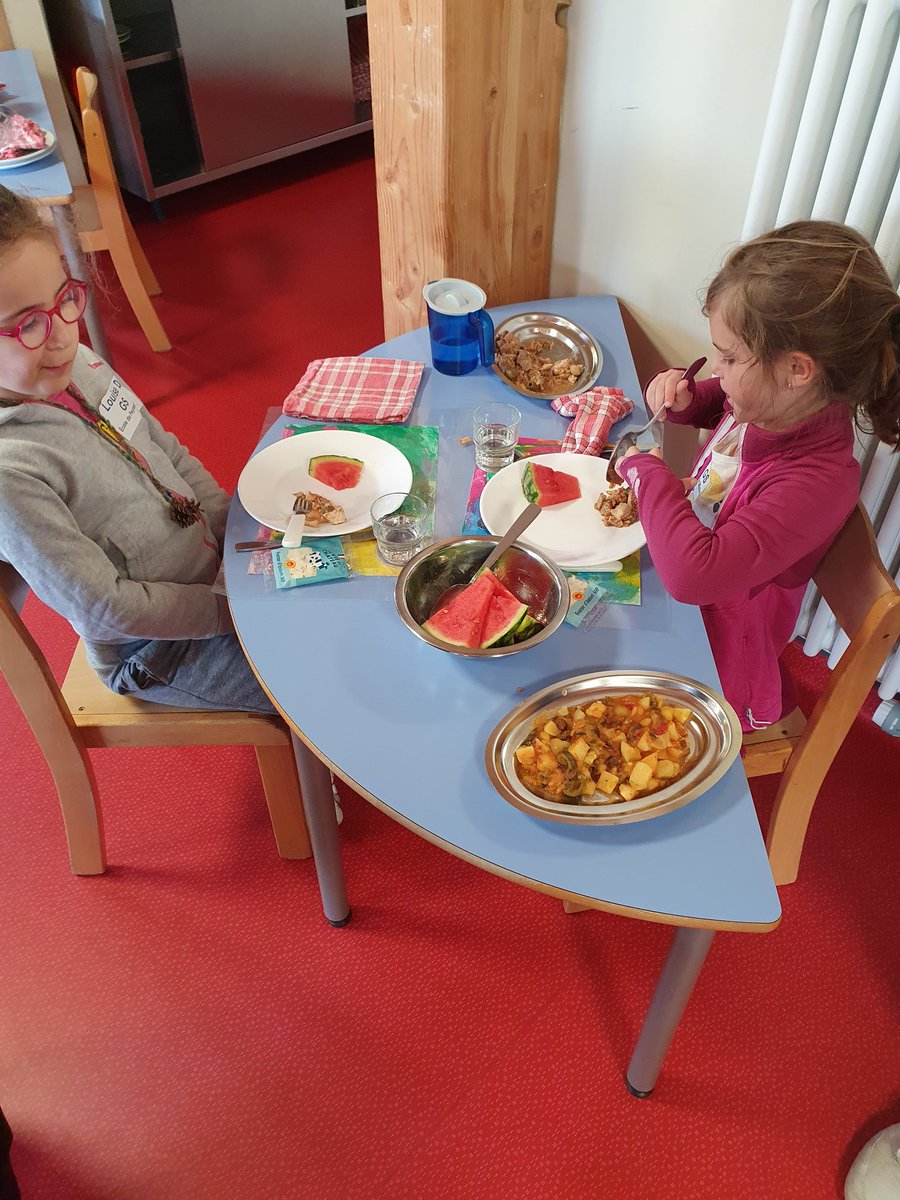 fcaillis's tweet photo. Table des amies au restaurant scolaire de Matemale. Autonomie des enfants et grandes discussions. Et si les restaurants scolaires proposaient une multitude de tables des amis au lieu des grandes tablées habituelles. Merci à maitresse Bea pour cette idée https://t.co/bBi5d6Sqft