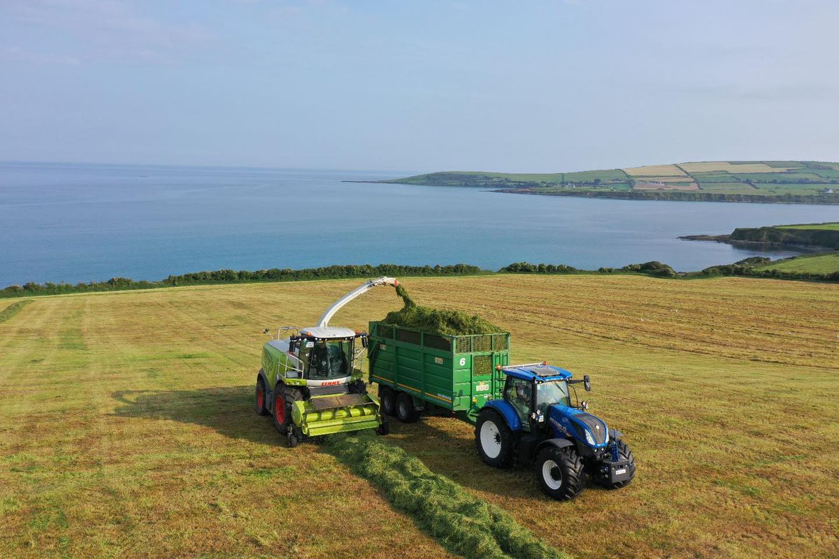 fab pic of tony o mahony agri picking up silage on the #WildAtlanticWay at   #courtmacsherry
