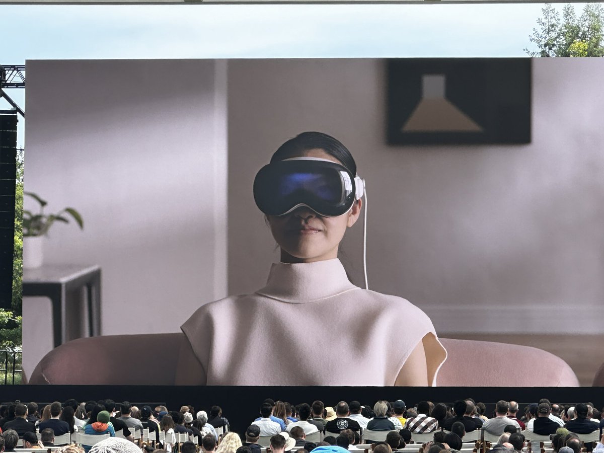 Fully 3D interface controlled with your hands eyes and voice
When you first put it on you see all your apps
UI elements cast shadows and freely full the space around you
Place elements around the room wherever you want
New apps don’t have to replace old ones, they just show up in