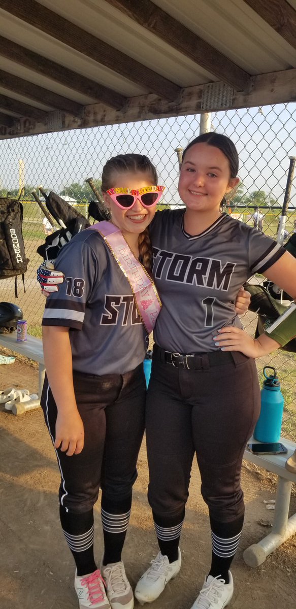 jmvrc277's tweet photo. Happy 16th birthday @alle5647 !! You spent your birthday doing what you love! 🥎 Proud of you #18 https://t.co/S25EL4Gge2