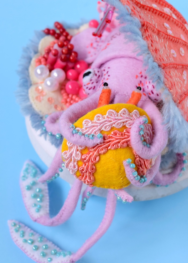 hine_art's tweet photo. My work will be exhibited in a group show ‘Mermaid’s Treasure Chest’ at ranbu in Osaka,Japan.
June 07 (wed) - 25 (sun), 2023.

Here is one of my soft sculptures. She is taking a nap inside a seashell treasure chest, holding a cute clamshell in her arm!✨

#hinemizushima  #squid https://t.co/q41Vj20rxR
