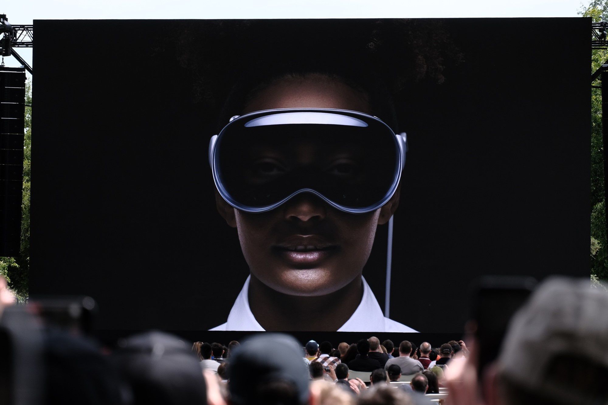 WWDC 2023: Twitter Erupts With Hilarious Memes As Apple Unveils Vision Pro  Headset For Rs. 2,88,700 - Tech