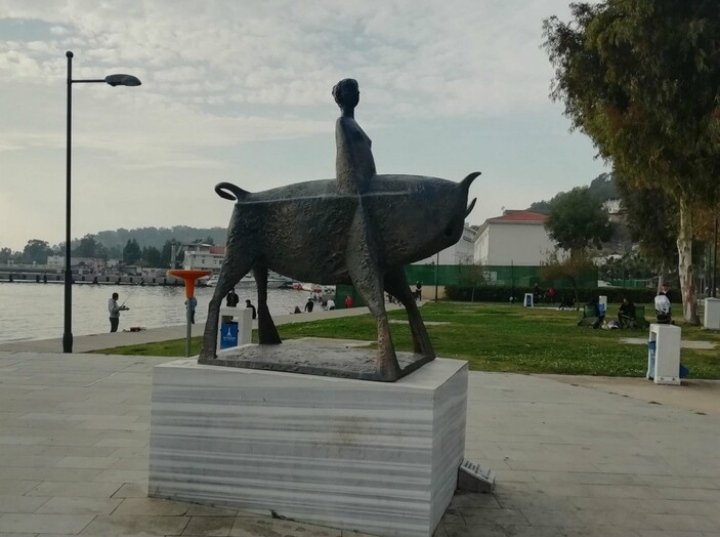 @busrrr_244 Onun için ne olduğunun belli olmaması gerekiyor.İzmir Bayraklı sahile koymuşlar bir tane evlere şenlik.Babam gördükçe çıldırıyor.'Siz sanattan ne anlarsınız?'diyeceklere şimdiden cevap vereyim.Yav heee he!