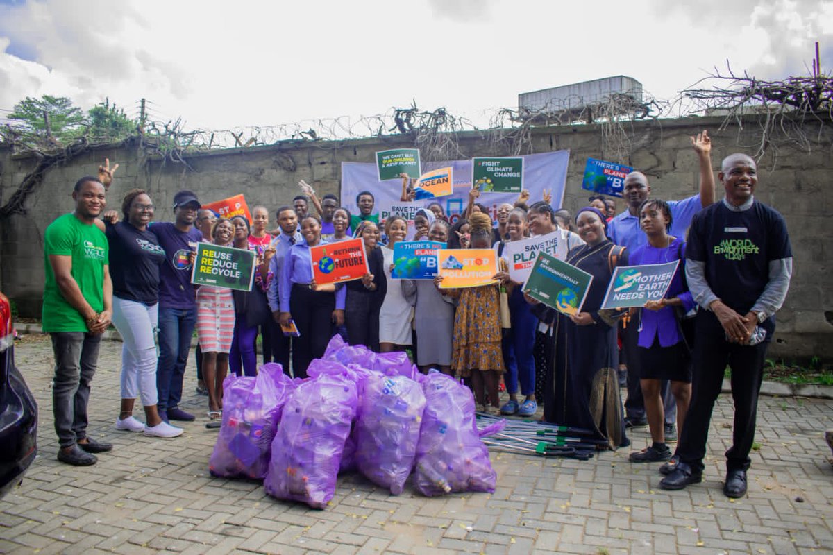 trashusers_NG's tweet photo. Plastic pollution is a major environmental problem which we must all come together to address.

The event was marked by campus sensitization and cleanup exercise.

#Trashusers #trashusersvolunteer #worldenvironmentday #yabatechupdate 
#beatplasticpollution♻️ https://t.co/qbSiji8h9O