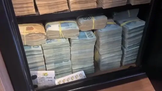 Alexsander Moreira - Diretor do MEC, é demitido.
Motivo: fraude em licitação e lavagem de dinheiro.

Em menos de seis meses de governo...