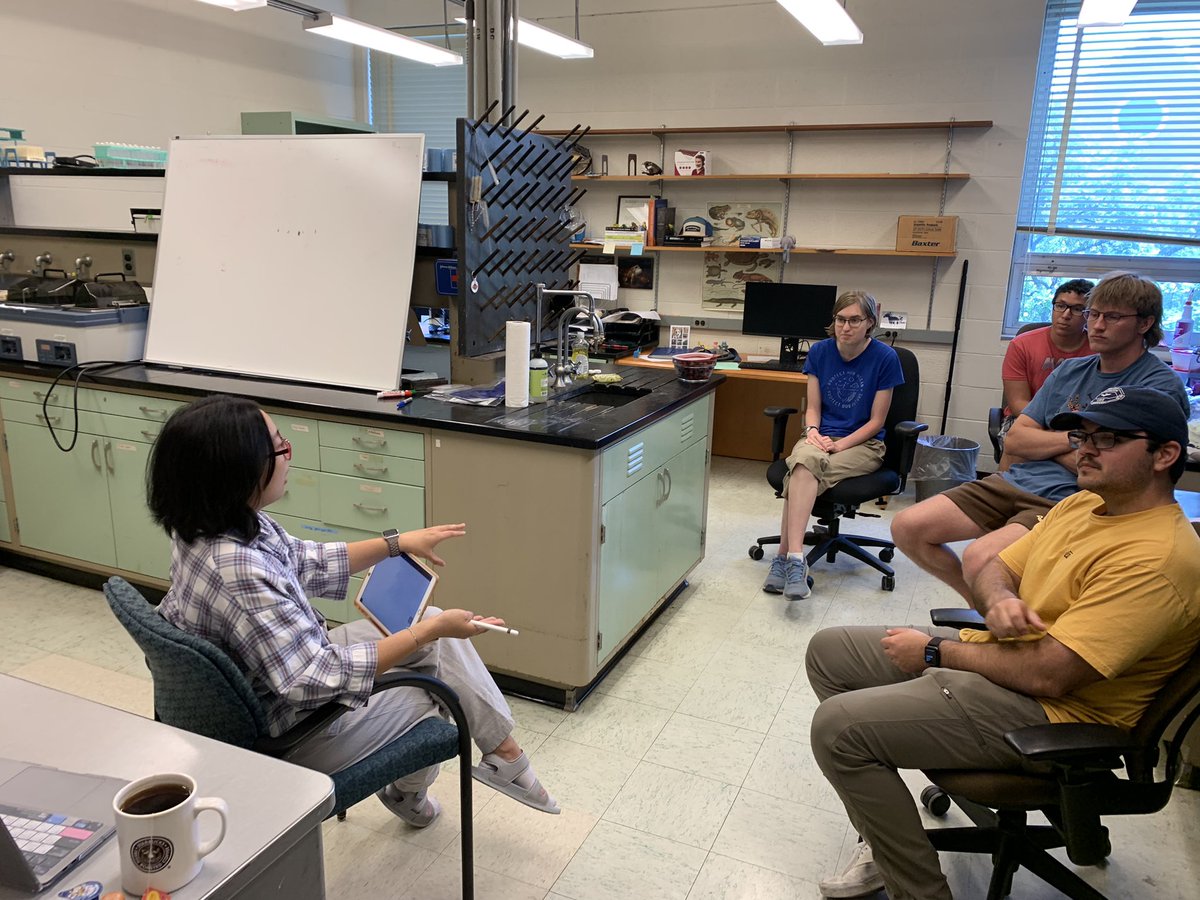 bo_zhang11's tweet photo. Lab had a spontaneous lab meeting! Thanks for visiting us @lu_yuanming https://t.co/rub4bXZx4u