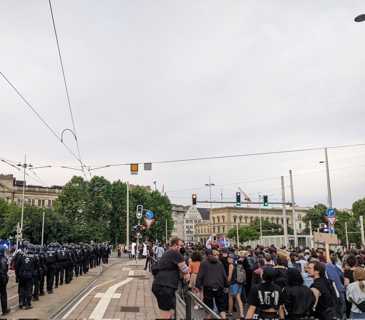 luna_le's tweet photo. Starkes Zeichen für antifaschistische Politik und Versammlungsfreiheit heut abend in #Leipzig, sicher an die 2000 Menschen auf der Strasse.. #le0506 https://t.co/53Frj8WQAf