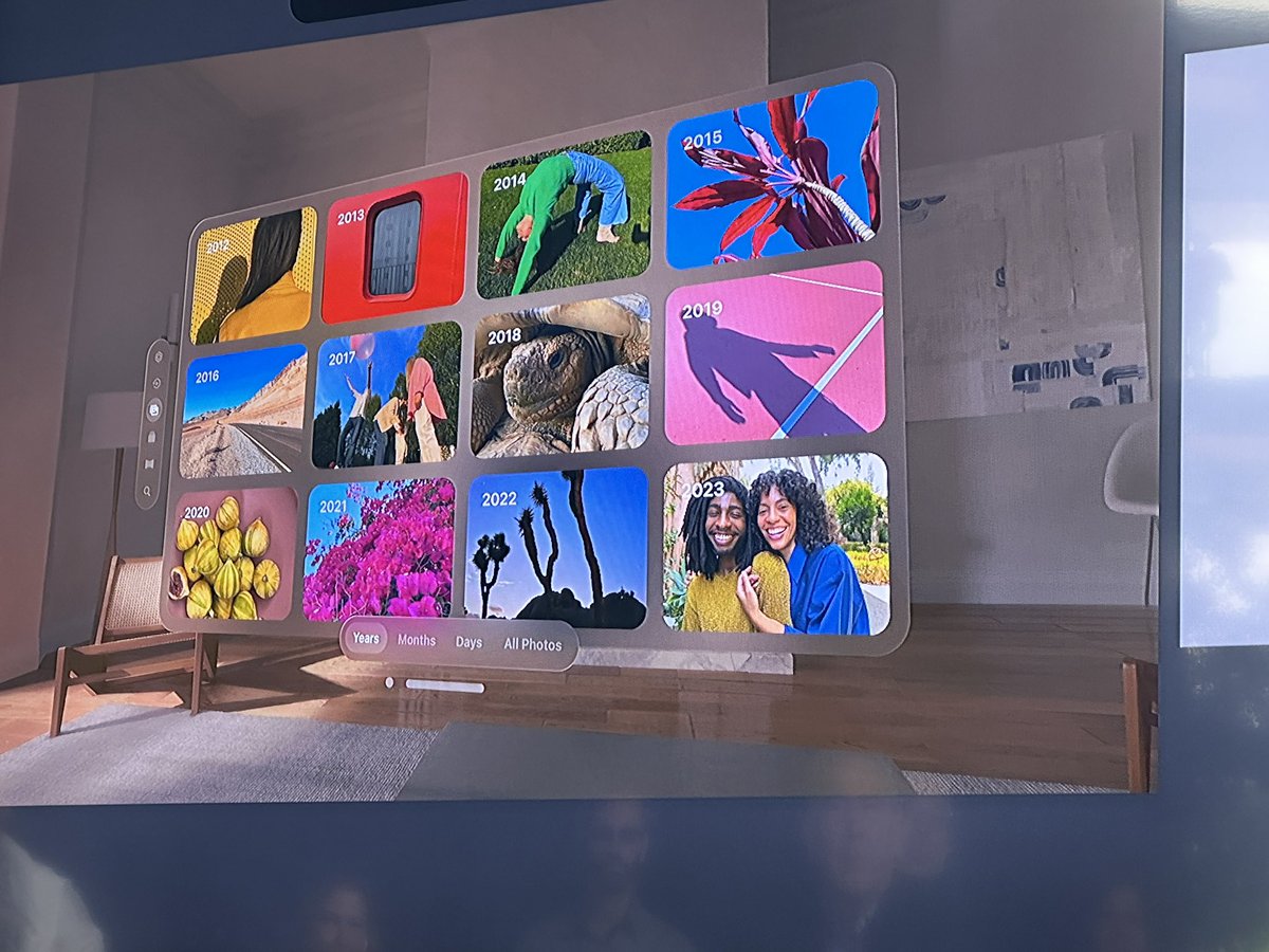 Melinda_DS's tweet photo. Et voici Apple Vision Pro, un masque de réalité mixte qui permet d’alterner réalité virtuelle et augmentée, se contrôle à la voix, aux doigts et au regard. Ne coupe pas du monde extérieur présent aux côté de l’écran affichée et de l’interface 3D #WWDC23 https://t.co/m0NdLBSrqW