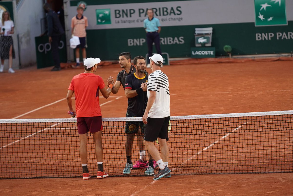 De Nederlandse battle in de kwartfinale op Roland Garros tussen Matwe Middelkoop/Andreas Mies en Jean-Julien Rojer/Marcelo Arevalo is met 7-6(6) 6-1 gewonnen door het duo Middelkoop/Mies. #KNLTBtoptennis #beleefhetbeste
