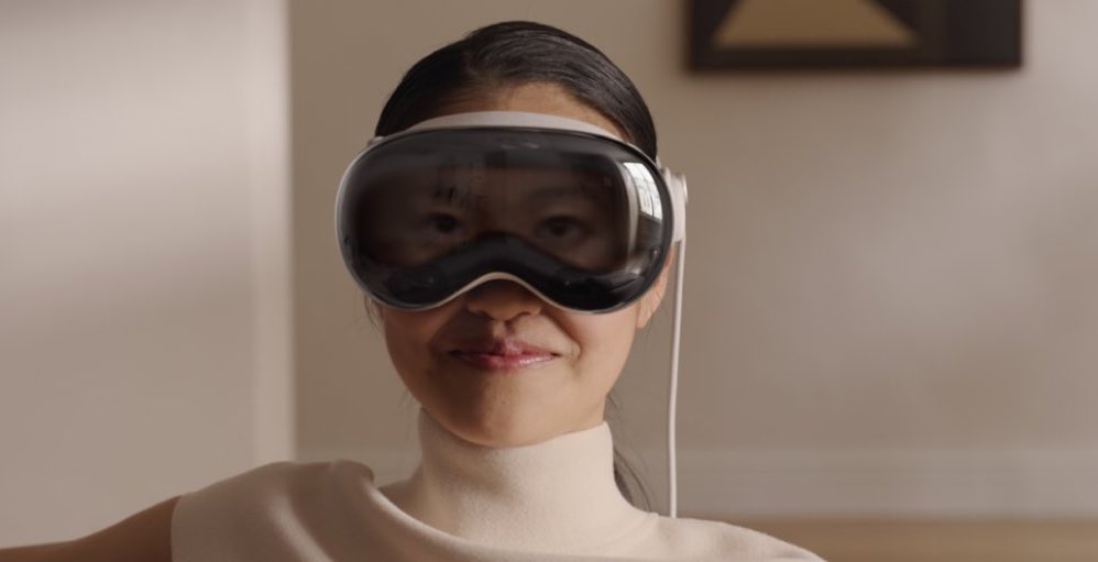 "Erlebe den neunten Geburtstag deiner Tochter in 3D immer wieder. Spoiler: Du musst den Geburtstag nur mit dieser Brille begleiten und filmen." #WWDC23