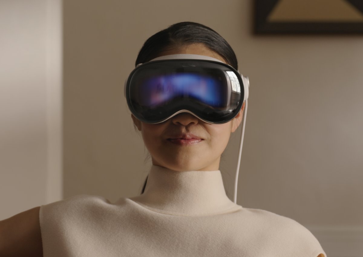 sinkpoint's tweet photo. It's happening. #Apple just announced its #AR/#VR headset. Apple Vision Pro.
External eyes pass through display might solve the biggest problem with social isolation in VR, seems obvious only in hindsight. https://t.co/wQOI7ymRXk