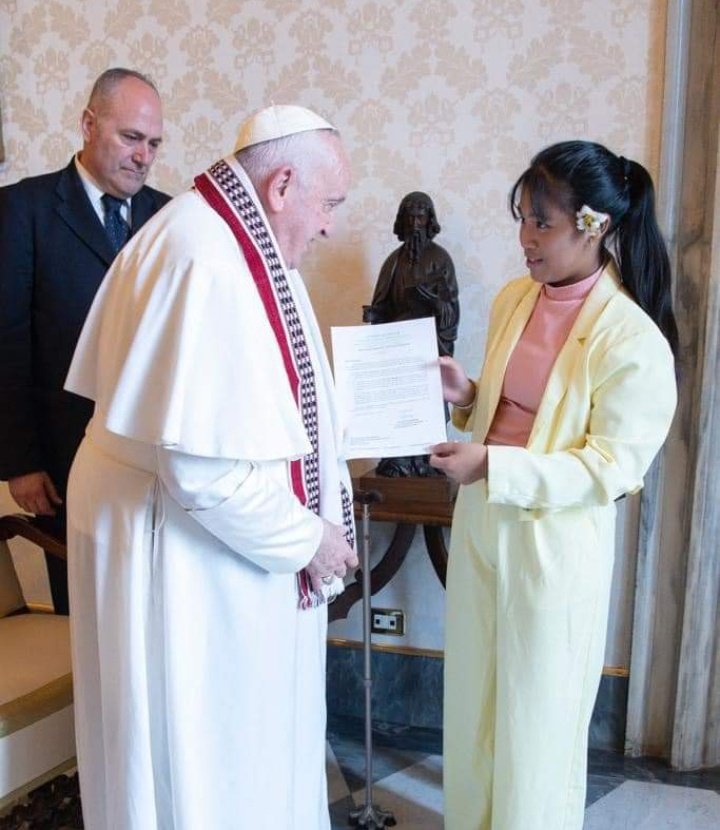 @Pontifex  this little girl next to u is some1 that fuels fire on the ongoing crisis in #Manipur 
She supports Arambai Tenggol Terrorists,who torched more than 225+ churches including Catholic Institutions.
A Communal person like her meeting his highness is rather tragic.
