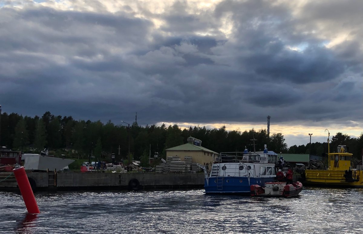 Hälytysmiehistömme vahvistui tänään viiden uuden kansimiehen ja yhden perämiehen verran. Miehistön osaamista koeteltiin heti hieman haastavamman hinauksen merkeissä. Hienosti porukka toimi yhteen! #sar #savonlinna #meripelastus #järvipelastajat