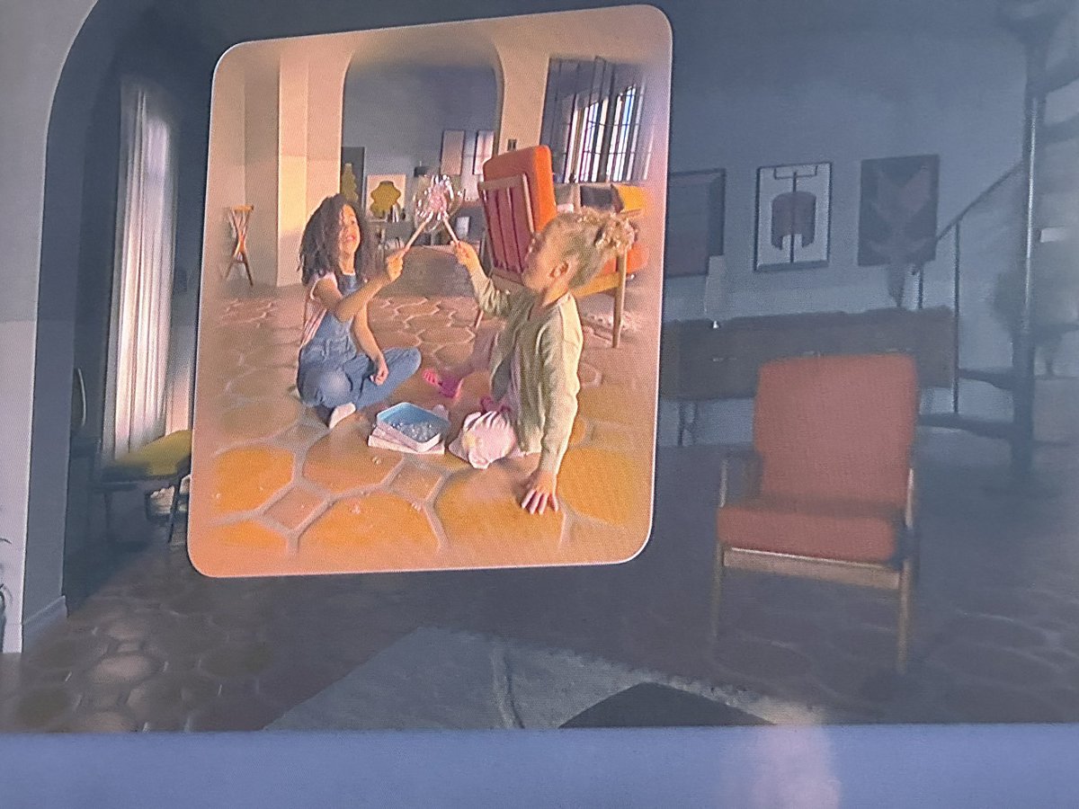 Melinda_DS's tweet photo. Cette facilité d’Apple pour montrer un produit connu (casque AR/VR/MR), mais le rendre multi-utilisable avec une simplicité déconcertante. C’est juste de la folie. On pourra regarder des contenus 3D, jouer, filmer et intégrer ses vidéos, collaborer, méditer… #WWDC23 https://t.co/fuDgwiK23H