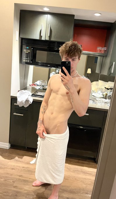 Oops I dropped my towel 🫢 https://t.co/uzZnG1I5mH