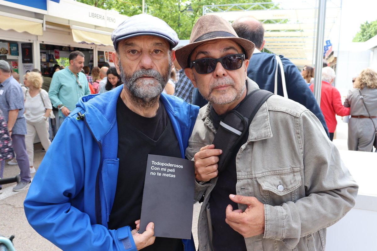 ElPolloDlCorral's tweet photo. El domingo en la @FLMadrid, junto a la cola de la firma de @JuanGomezJurado, estos dos hombres tan atractivos fueron "atracados" por mi hermana Raquel para que uniesen sus todopoderosas rúbricas a @rodrigocortes. Mil gracias @cansado @ArturoGCampos !! https://t.co/ZW1GlisY8f
