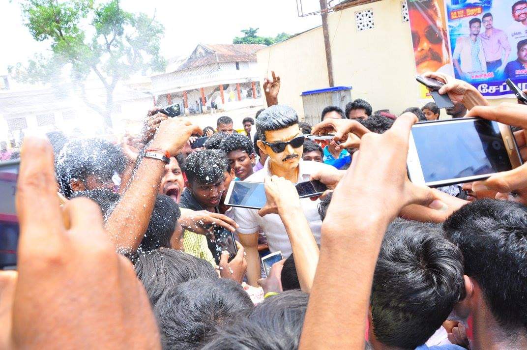 Dilipvjonline's tweet photo. Here is a certificate for those who thought that anyone can block Thalapathy movie | @actorvijay na 

#ThalapathyVijay #Thalapathy68 
#ThalapathyBdayMonthFiest #ThalapathyVijay𓃵 #OTFC #FVFC #TamilNadu #Salem 
@Jagadishbliss @BussyAnand
@TamilanParthib1 @GuRuThalaiva 
@OTFC_Off https://t.co/MclW5UrDpI