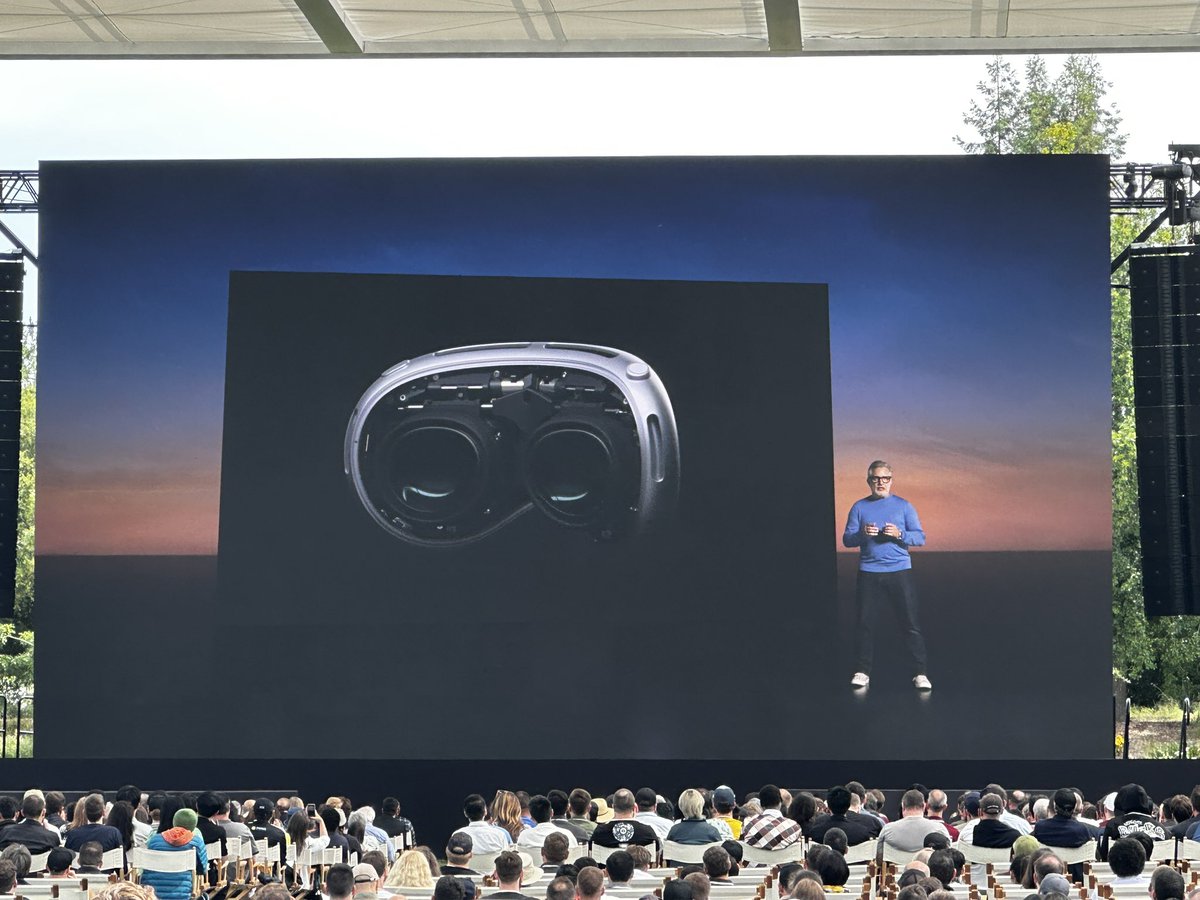 Apple Vision Pro kinda combines the watch the the iPhone and the Mac

3D single piece of glass at the front
Cameras and sensors facing outwards

Button to capture photos and videos, and Digital Crown

Aluminum frame

Modular with different shapes and sizes to fit faces

Flexible