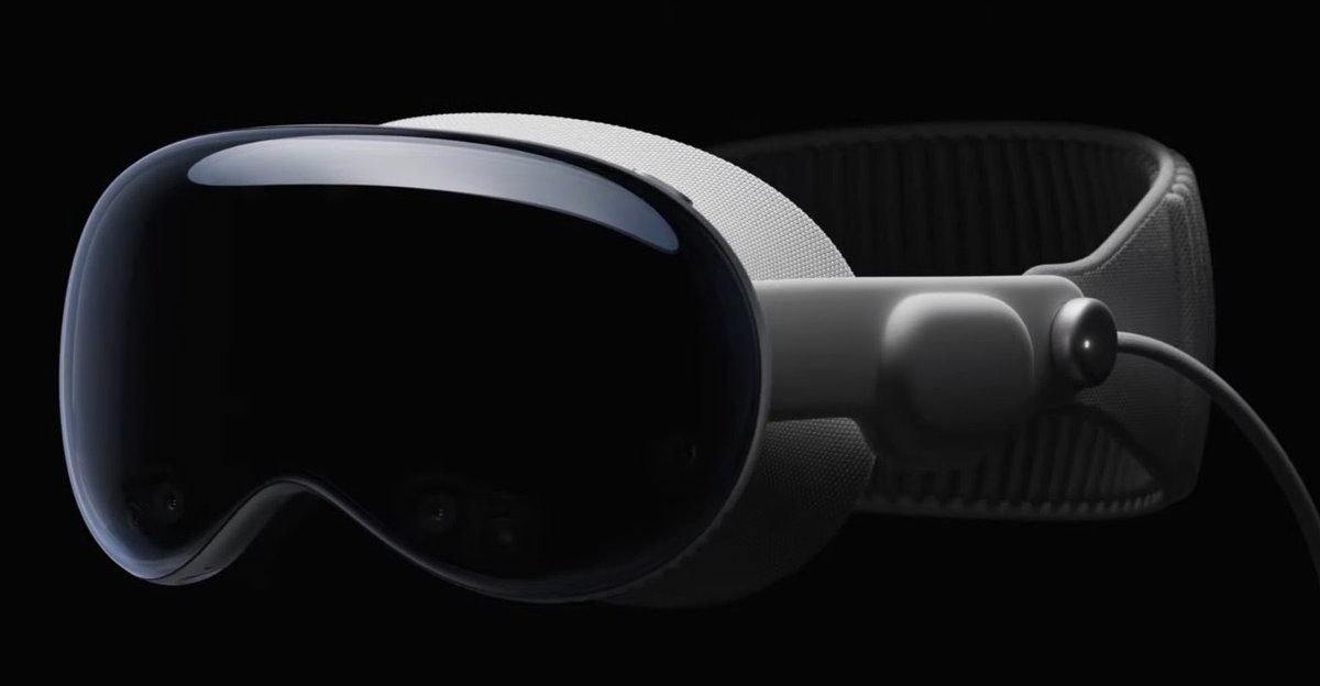 imujjwaal's tweet image. Rather than being categorized as an AR/VR headset, it is more accurately referred to as a Spatial Computer.

#SpatialComputer #WWDC23 #WWDC2023 #Apple #ARVR