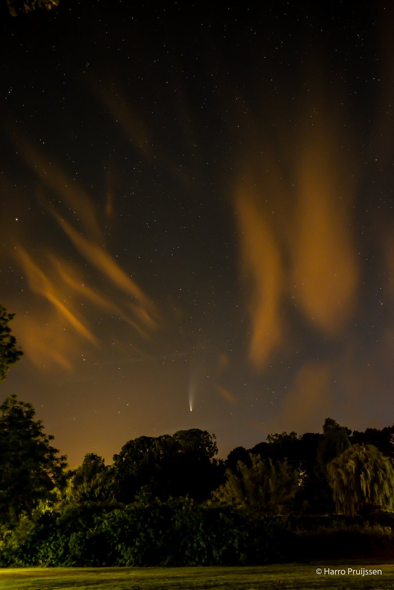 @VisualsbySauter Comet Neowise above Kampen (Holland)

#cometNEOWISE #NeowiseComet #C2020F3 #Kampen #nightskyphotography #astrophotography #night #hanzestadkampen