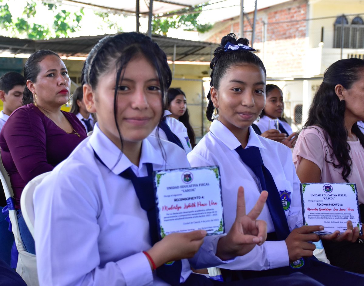 EducacionZ4_Ec's tweet photo. [PAJÁN] Docentes, estudiantes y autoridades recibieron reconocimientos en el marco de los 41 años de vida institucional de la Unidad Educativa Fiscal Cascol.

Padres de familia también fueron parte de este evento emotivo.

#TransformaciónEducativaEc https://t.co/HDaVIeE8Jc