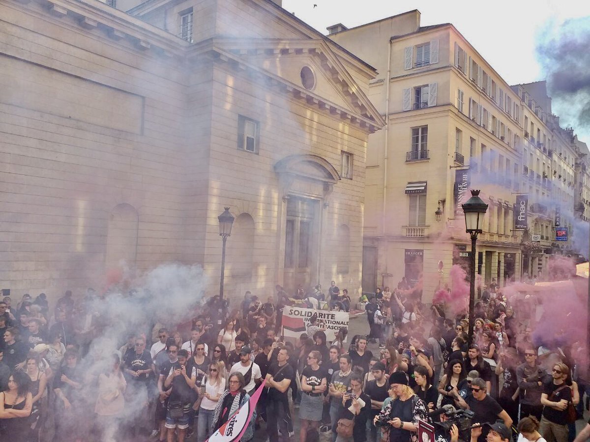 SolidairesParis's tweet photo. 🔴 Rassemblement en hommage à Clément
📢 10 ans après l'assassinat de #ClémentMéric par l'extrême-droite.
💥 ON N'OUBLIE PAS, ON NE PARDONNE PAS ! https://t.co/jAA6OVHXMB