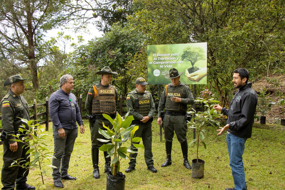 cornare's tweet photo. Hoy en el Día Mundial del Medio Ambiente estuvimos en una siembra de especies nativas que están en peligro crítico. Nos acompañó @COL_EJERCITO @CarabinerosCol @PoliciaColombia https://t.co/iV7BMb7AZT