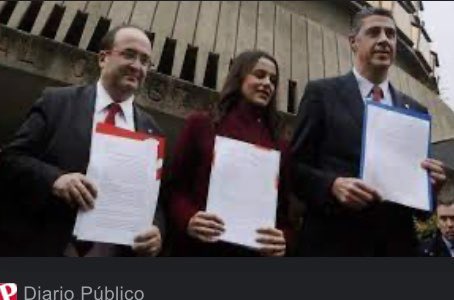 viquirepublica's tweet photo. PSOE,vota a favor del 155 en Catalunya,junto a la extrema derecha,se manifiesta con la extrema derecha y se rie de adversarios políticos con la extrema derecha mientras sigue hablando de Democracia https://t.co/YmYSATVM3e
