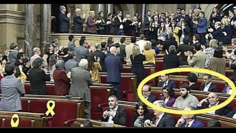viquirepublica's tweet photo. 23 de Abril 2018.Parlament de Catlunya,entran los faniliares de los presos politicos.Gente de pié mostrando respeto a la familias,PSOE , resta sentado sin ninguna muestra de empatia hacia ellos https://t.co/3cxR3PRTM2