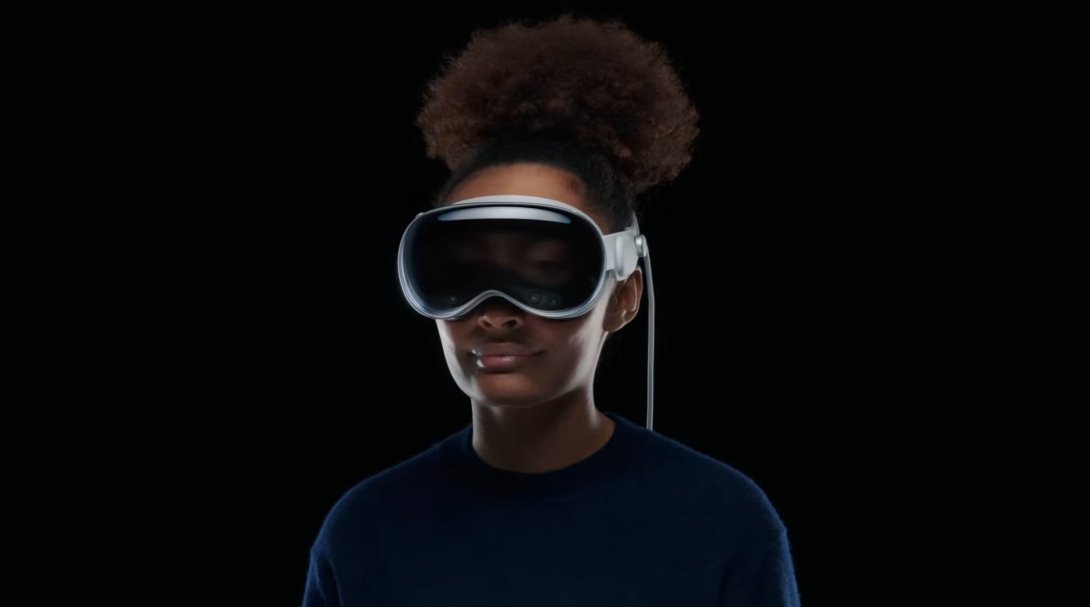 TechCrunch's tweet photo. Creepy or cool? This is Apple's EyeSight feature, which reveals your eyes when interacting with others while using the Vision Pro. https://t.co/2vOdhfJHEE #WWDC23 https://t.co/wKDc5tFPcn