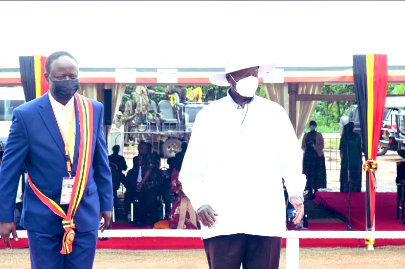 H.E <a href="/KagutaMuseveni/">Yoweri K Museveni</a> please🙏 kikole (ka renewal taata🥰)osirike bwe cheee <a href="/jwbalunywa/">Prof. Waswa Balunywa</a> #TambuzapostpakamuStatehouse