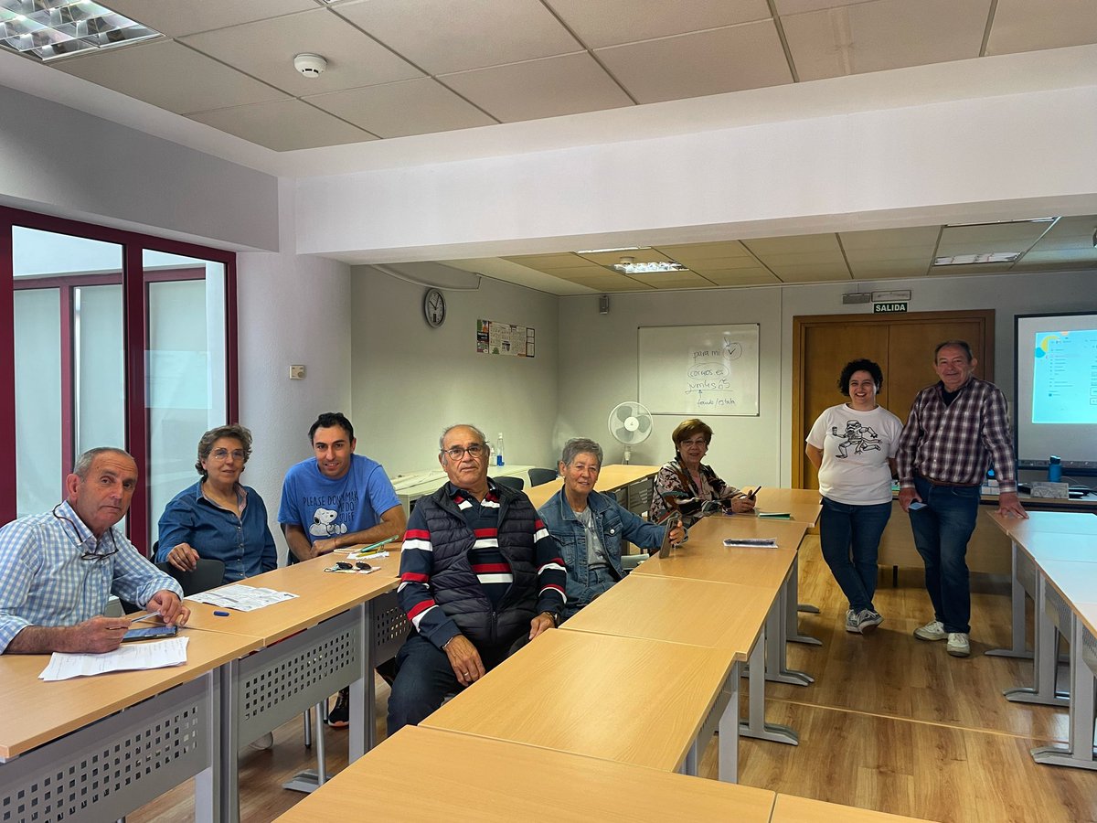 AytoPenaranda's tweet photo. 📲 Hoy ha sido el último día del taller “Mayores enredados” en el @cds_gsr.
👉🏼 Desde el @KHORA_Colectivo fomentan la participación social y las redes comunitarias en el entorno rural.
😁La formación volverá a partir de septiembre.
#MayoresEnredados #ColectivoKhora #Peñaranda https://t.co/qrK3Z3sNX2
