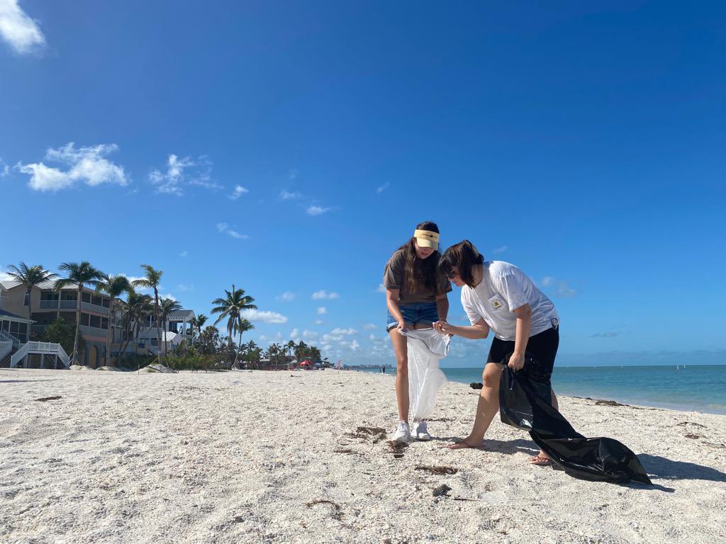 Honored to join my @Gannett colleagues both locally and throughout the nation today to go on strike to fight for better wages/conditions. Instead of covering our community, we helped clean it up. 📰🐚