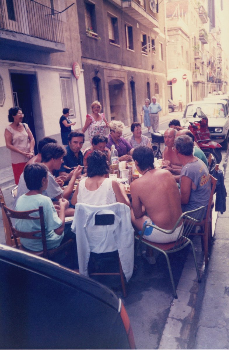 BoigBCN's tweet photo. Un grup de veïns menjant plegats enmig del carrer dels Pescadors a la Barceloneta. 

Barcelona 1995. https://t.co/Dwf9QWu5A2