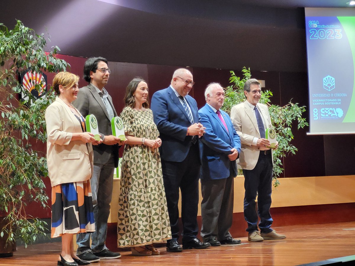 Ea, pues en el Gabinete de Comunicación de la <a href="/Univcordoba/">Universidad Córdoba</a>
ya tenemos nuestro galardón del Programa Trébol de buenas prácticas ambientales. Poquito a poco 🌎 <a href="/rosaparicio/">Rosa Aparicio</a>