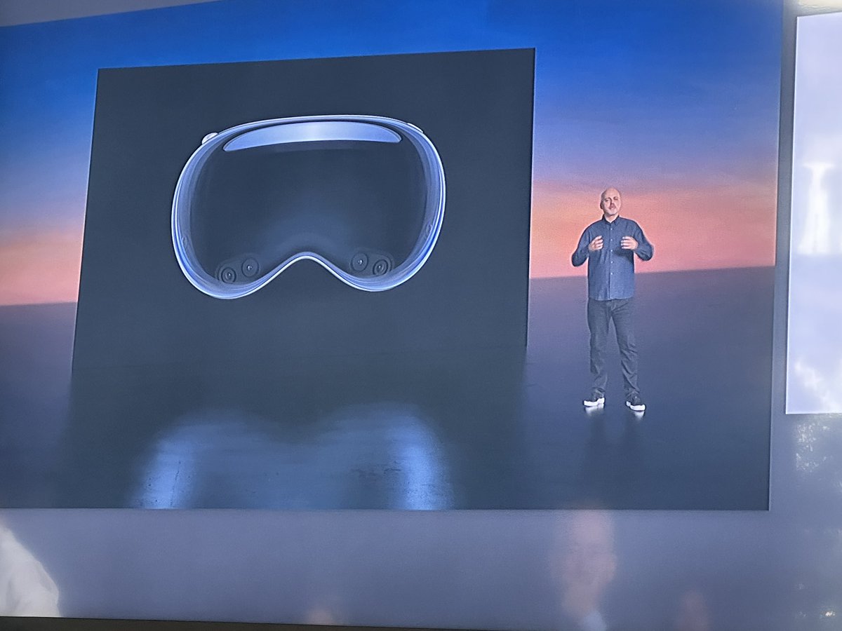 Je comprends tous les haters d’Apple qui se sentent obligés de participer quand même pour exister là. Mais ce Vision Pro, c’est quand même une sacrée prouesse techno sur le papier, qu’on aime Apple ou pas, sur l’image, l’usage, les possibilités. 5000 brevets déposés #WWDC23
