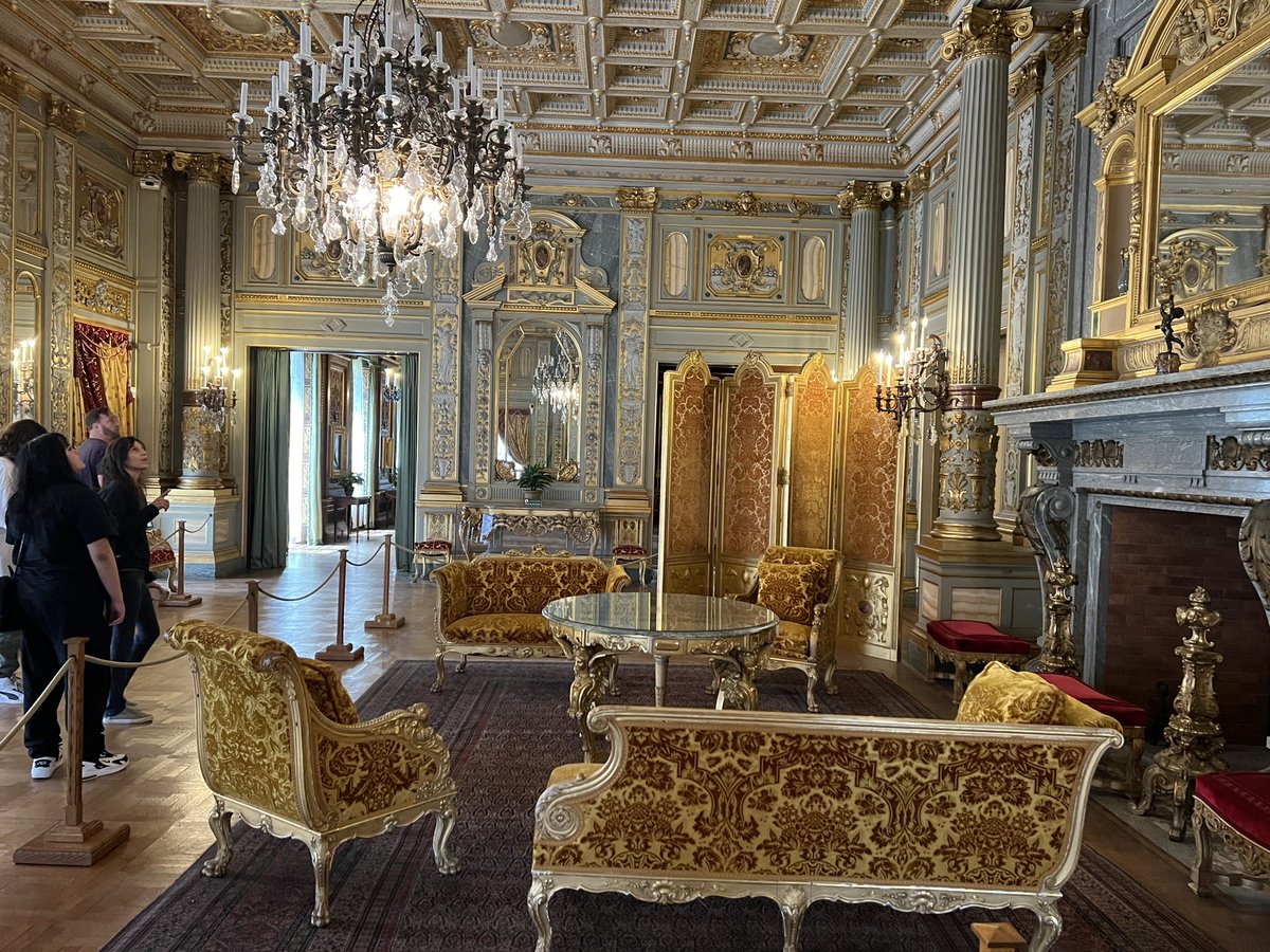 mleitten's tweet image. And I thought Rayna’s music room was BIG. #TheBreakers #LLRJ
