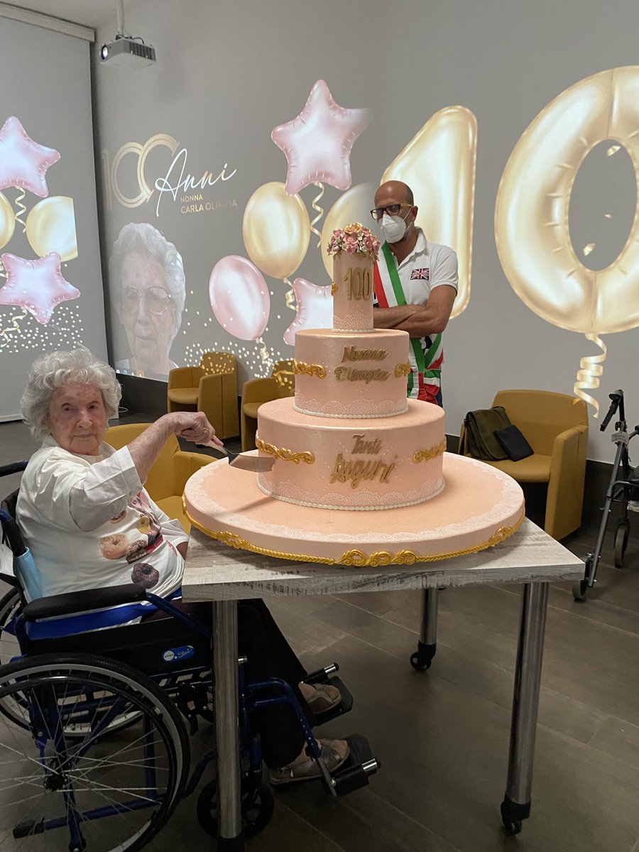 Caro <a href="/Fiorello/">Rosario Fiorello</a> e amici di <a href="/ViVaRai2Off/">Viva Rai 2</a> perché non pensate di venire da me il prossimo anno con la trasmissione ?? Un roseto bellissimo, una sala con 15 proiettori molto spazio e nessuno di noi che ha problemi di 👂!! 👍👵🏼👴🏻#VivaRai2 #tvsociale vienici a trovare !❤️