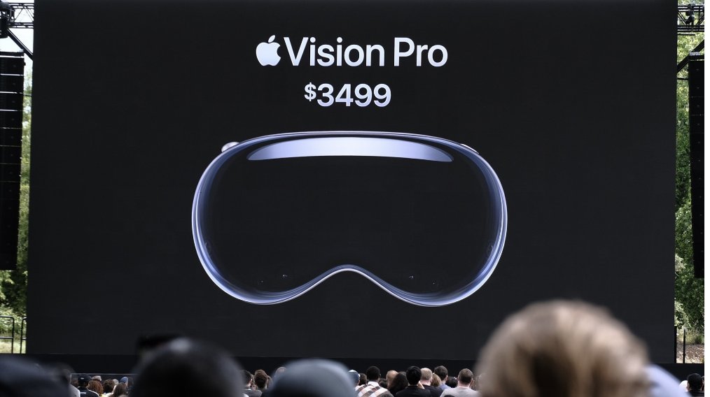 techhoots's tweet image. And that&apos;s a wrap for #WWDC23 !
#AppleVisionPro costs whopping $3499 and would be available early next year !