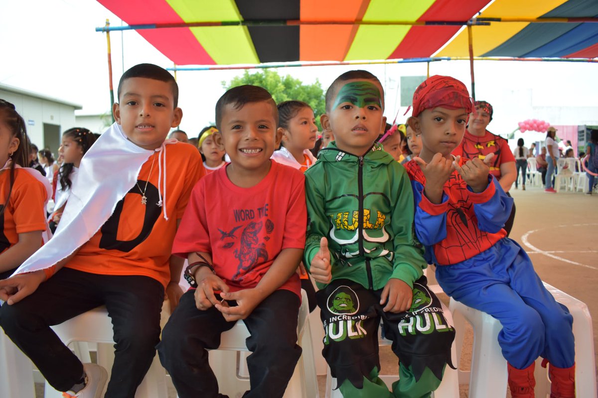 EducacionZ4_Ec's tweet photo. [MANTA] La Unidad Educativa Jorge Jeremy Cantos realizó su "Ceremonia de Sueños" en el marco del #DíaDeLasNiñasYNiños y el proyecto Comunidades de Aprendizaje. Participaron @EducacionZ4_Ec, Grupo FARO, Crisfe, Universidad San Francisco de Quito y toda la comunidad educativa. https://t.co/7rttAYgGag