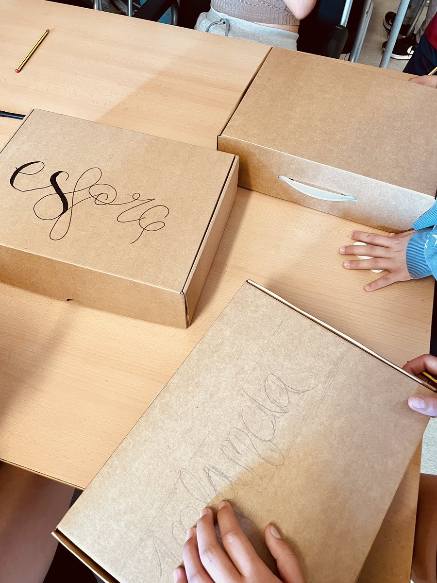 Work in progress…ultimant detalls abans de l’assaig general de la creació artístico-musical de 6è. Paraules que m’emporto en una maleta. Un viatge conceptual a través de les paraules <a href="/escolacamins/">Escola Camins</a> <a href="/marin_realp/">Núria Marín Realp</a> #llenguatgesartístics