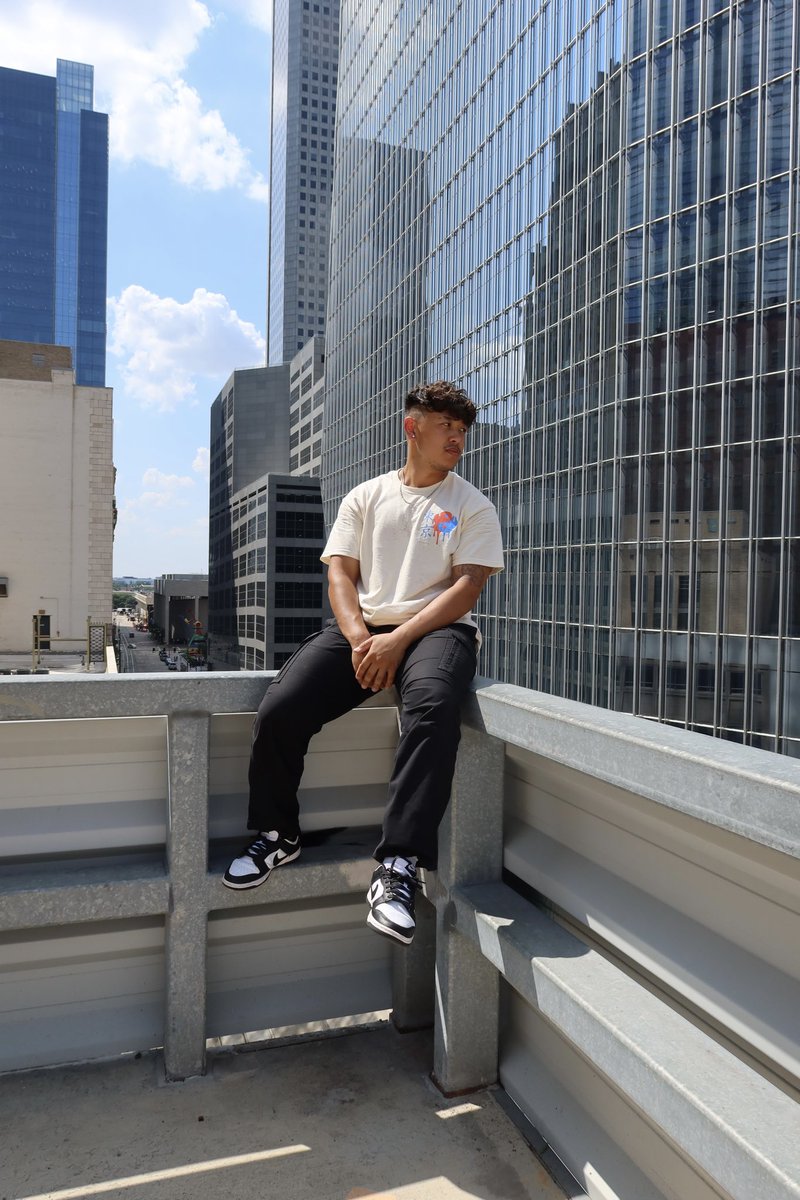 Vuitis's tweet photo. Feed the streets 📸 https://t.co/hBnvAlihS6