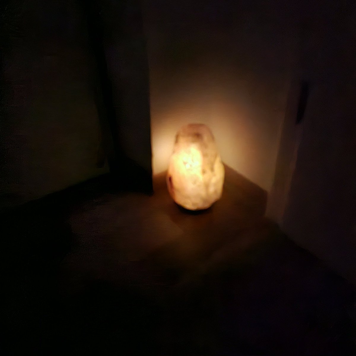 heikeontour's tweet photo. Gleich geht es früh ins Bettchen.
Dieser Salzstein leuchtet mich sicher in den Schlaf.
Er heißt Rudi.
Wegen der Rudimentären Beleuchtung.
Ich finde, das solltet ihr wissen.
#goodnight #lightingdesign #light #salt #icallitaday #Feierabend #sleeping #evening https://t.co/ZkzS4MjGkS