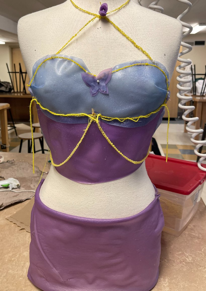 Il y a aussi cette robe fabriquée par des élèves d'Halifax- complètement biodégradable. #GuideBiofabrication #CombattreLaPollutionPlastique <a href="/CuriousAlishaCo/">Alisha Collins</a>