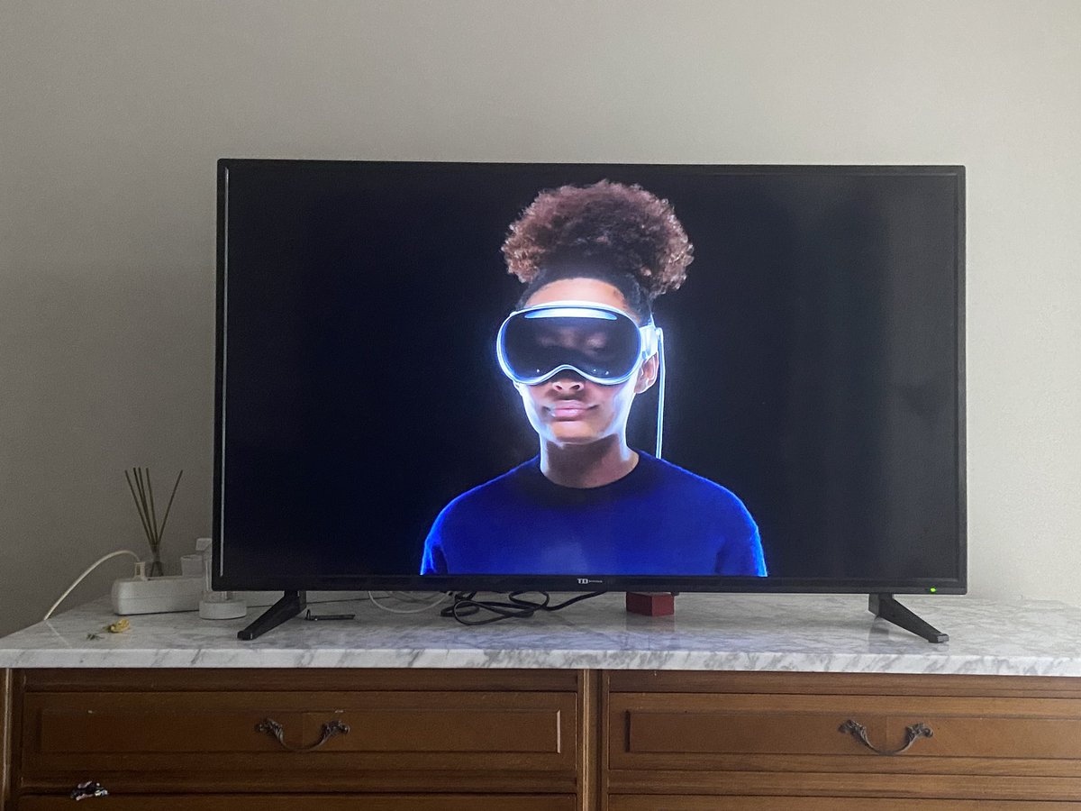 Apple-ek lan egiteko eta aisialdirako gailu berri bat aurkeztu berri du errealitate birtuala errealago eginez. #blackmirror #WWDC2023