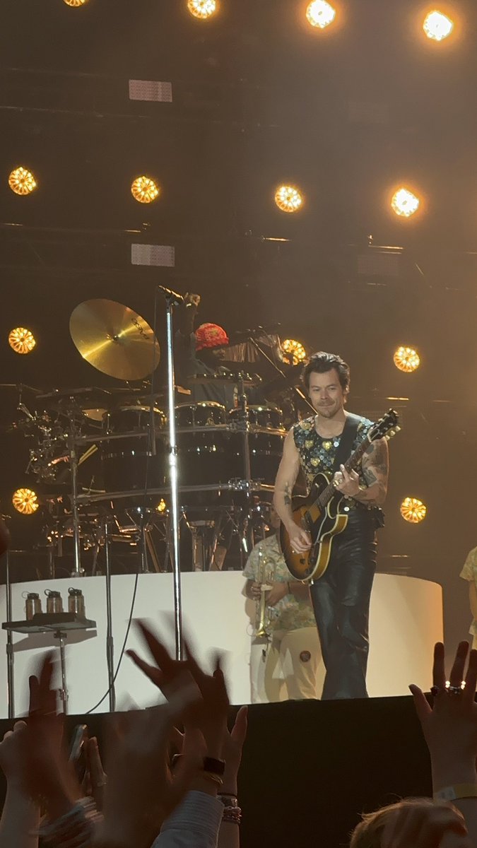 hsdtogethertour's tweet photo. Harry on stage at Johan Cruijff Arena in Amsterdam, Netherlands - 5 June (via @baldharry) https://t.co/eVDRZ9YOK5