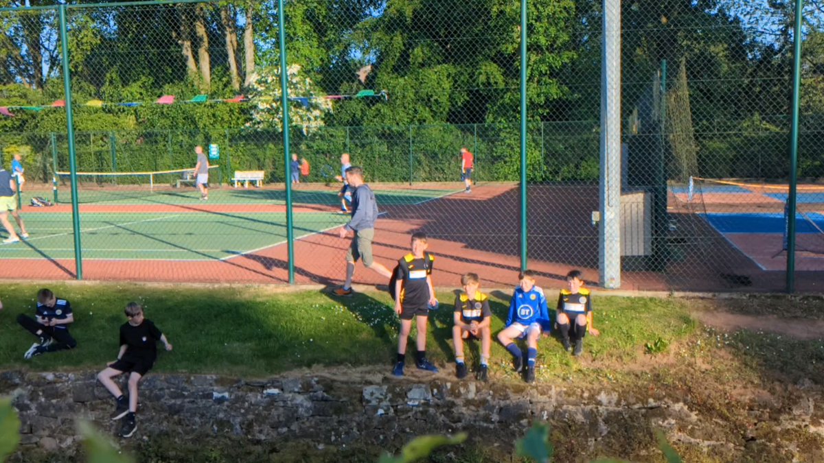 StrathavenLTC's tweet photo. Biggest crowd of the season to watch this evening's Strathaven v Langside @TennisWestScot league match.
🤣😂🤣😂 @StrathavenGala  🐤🦆🐤🦆🐤🦆🐤 #DuckRace https://t.co/OjEWrZ1K7y